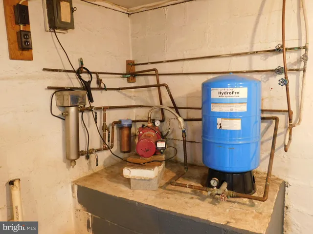 a view of livingroom with bathroom