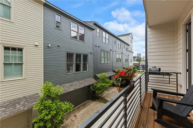 a building view with outdoor space