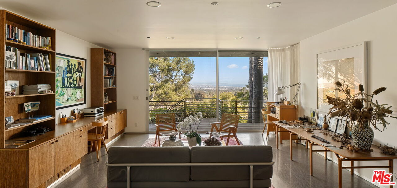 901 Kenter Way Los Angeles, CA 90049 - Photo 16 of 31
