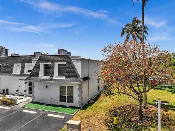 $4,200 | 825 Northeast 26th Avenue, Hallandale Beach, FL 33009