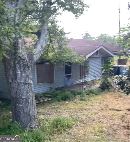 a view of a back yard of the house