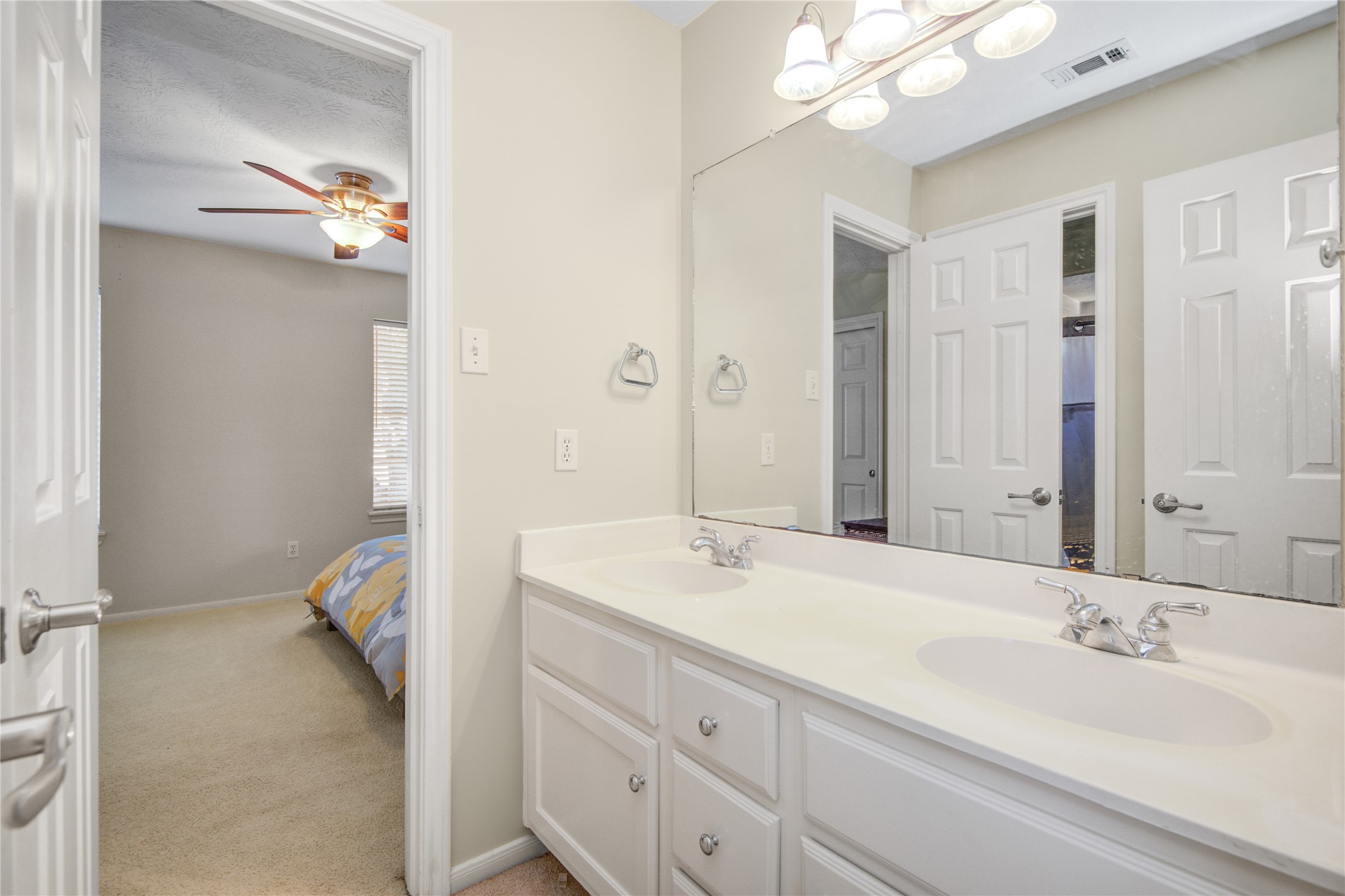 13215 Jessica Lane Houston, TX 77069 - Photo 22 of 33 One of two upstairs full bathrooms offers a clean, functional space to support the secondary bedrooms.