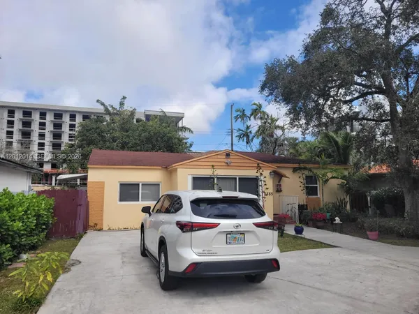 $1,200 | 2385 Northeast 185th Street, Unit 1, Miami, FL 33180