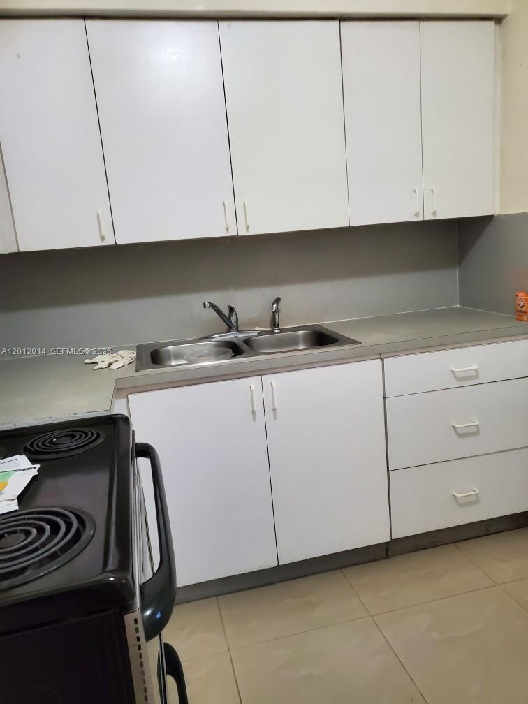 2385 Northeast 185th Street, Unit 1 Miami, FL 33180 - Photo 2 of 5 CLEAN KITCHEN