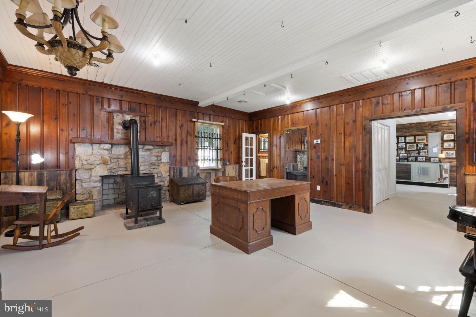 22540 Blue Ridge Mountain Road Paris, VA 20130 - Photo 11 of 42 Spacious main room.