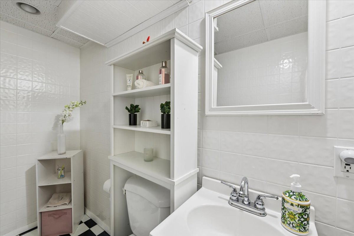 1702 Oak Street St. Charles, IL 60174 - Photo 17 of 20 a bathroom with a sink and toilet