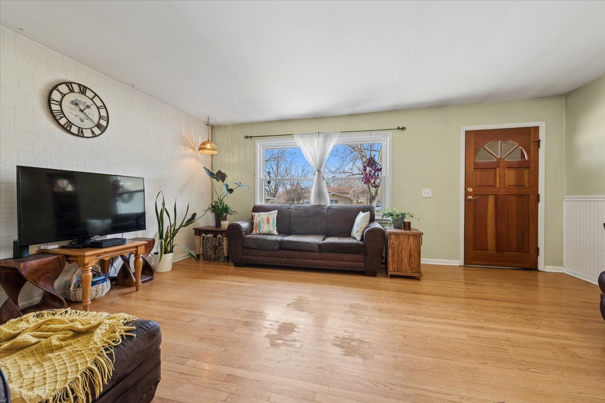 1702 Oak Street St. Charles, IL 60174 - Photo 6 of 20 a living room with furniture and a flat screen tv