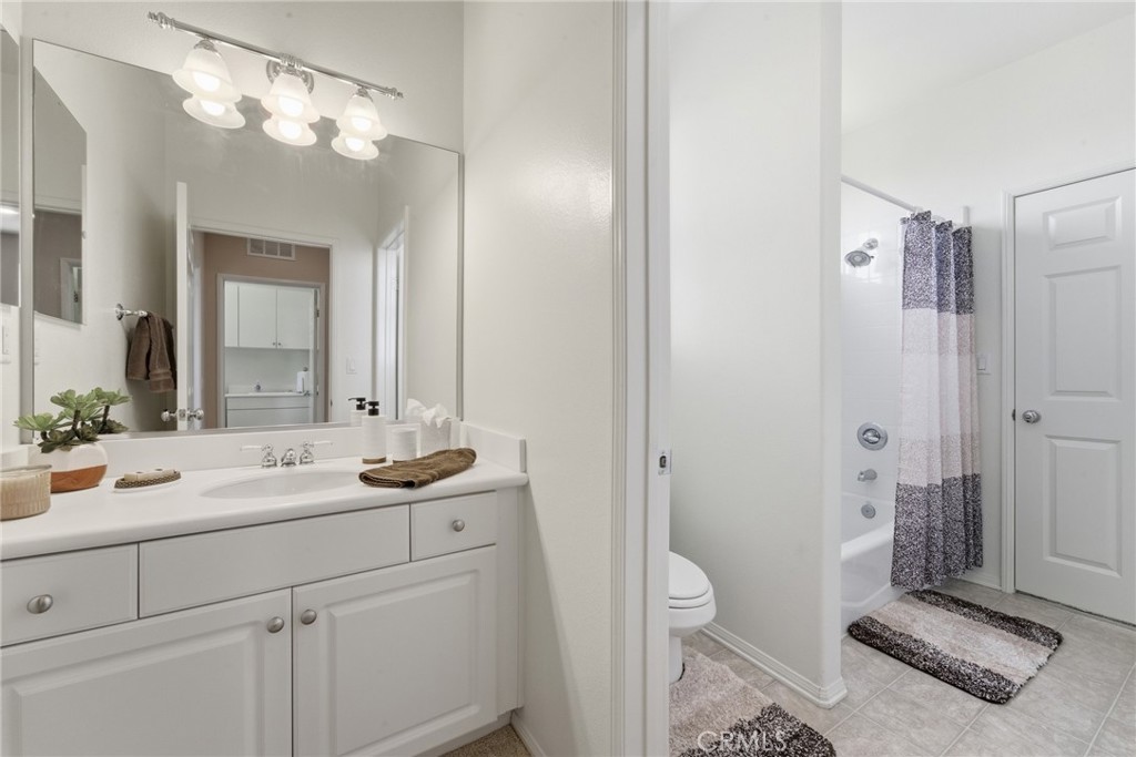 11515 Venezia Way Porter Ranch, CA 91326 - Photo 29 of 41 Jack & Jill 2nd Vanity