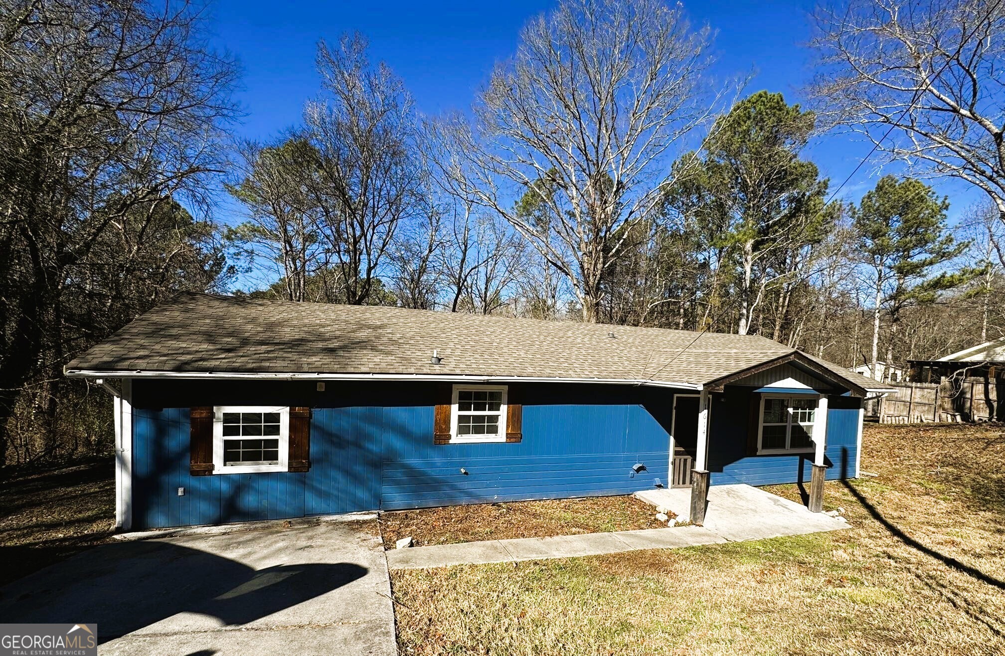 a view of house with a yard