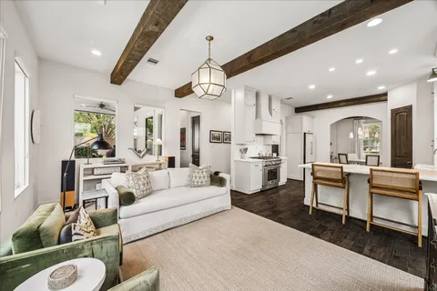 $1,195,000 | 104 Moss Street, Houston, TX 77009