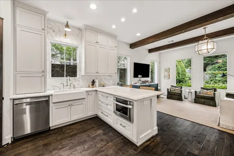 $1,195,000 | 104 Moss Street, Houston, TX 77009