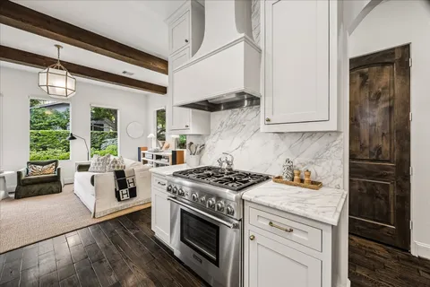 $1,195,000 | 104 Moss Street, Houston, TX 77009