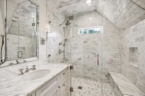 $1,195,000 | 104 Moss Street, Houston, TX 77009