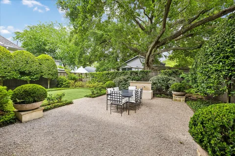 $1,195,000 | 104 Moss Street, Houston, TX 77009