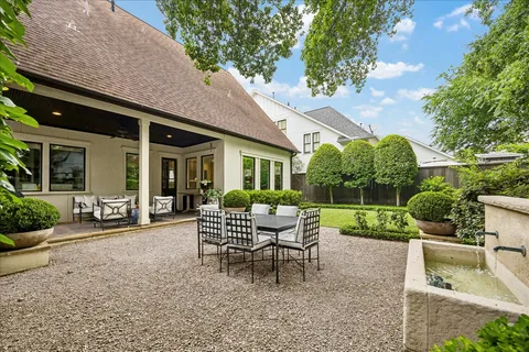 $1,195,000 | 104 Moss Street, Houston, TX 77009
