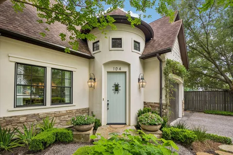 $1,195,000 | 104 Moss Street, Houston, TX 77009
