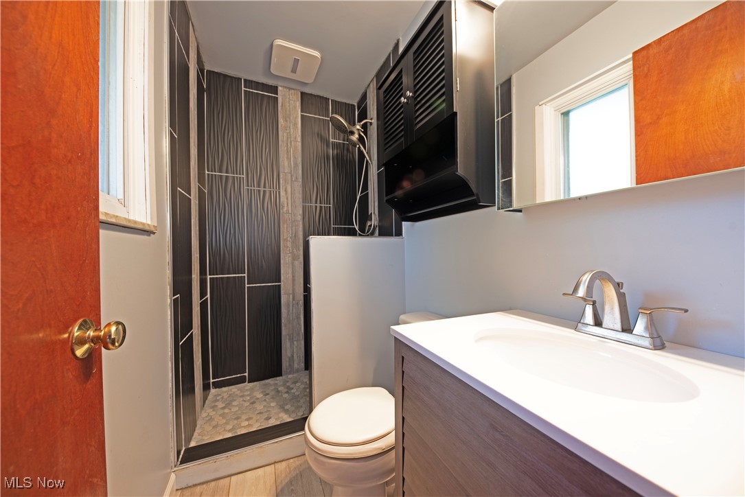 2501 East Pleasant Valley Road Independence, OH 44131 - Photo 18 of 29 En suite bath with a tile shower, vanity, and toilet