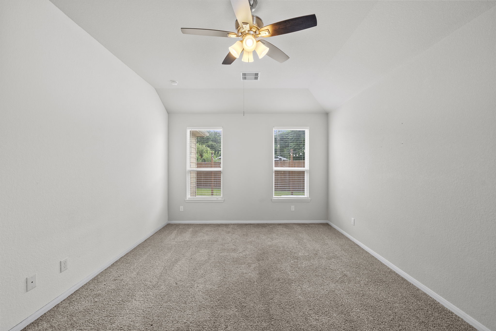 903 Willowick Road Houston, TX 77090 - Photo 23 of 47 Primary suite - Located on the 1st floor