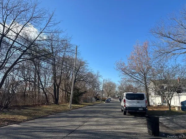 $625,000 | 218 Newberry Street, Brentwood, NY 11717