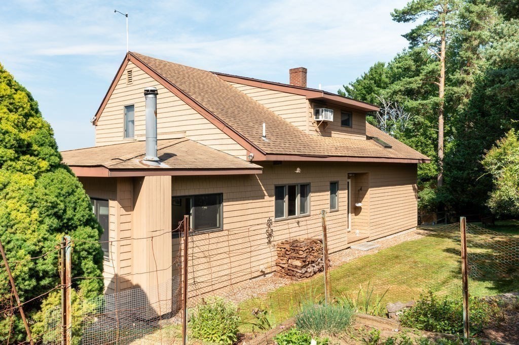 22 Little Neck Road Ipswich, MA 01938 - Photo 11 of 37 a front view of a house with garage
