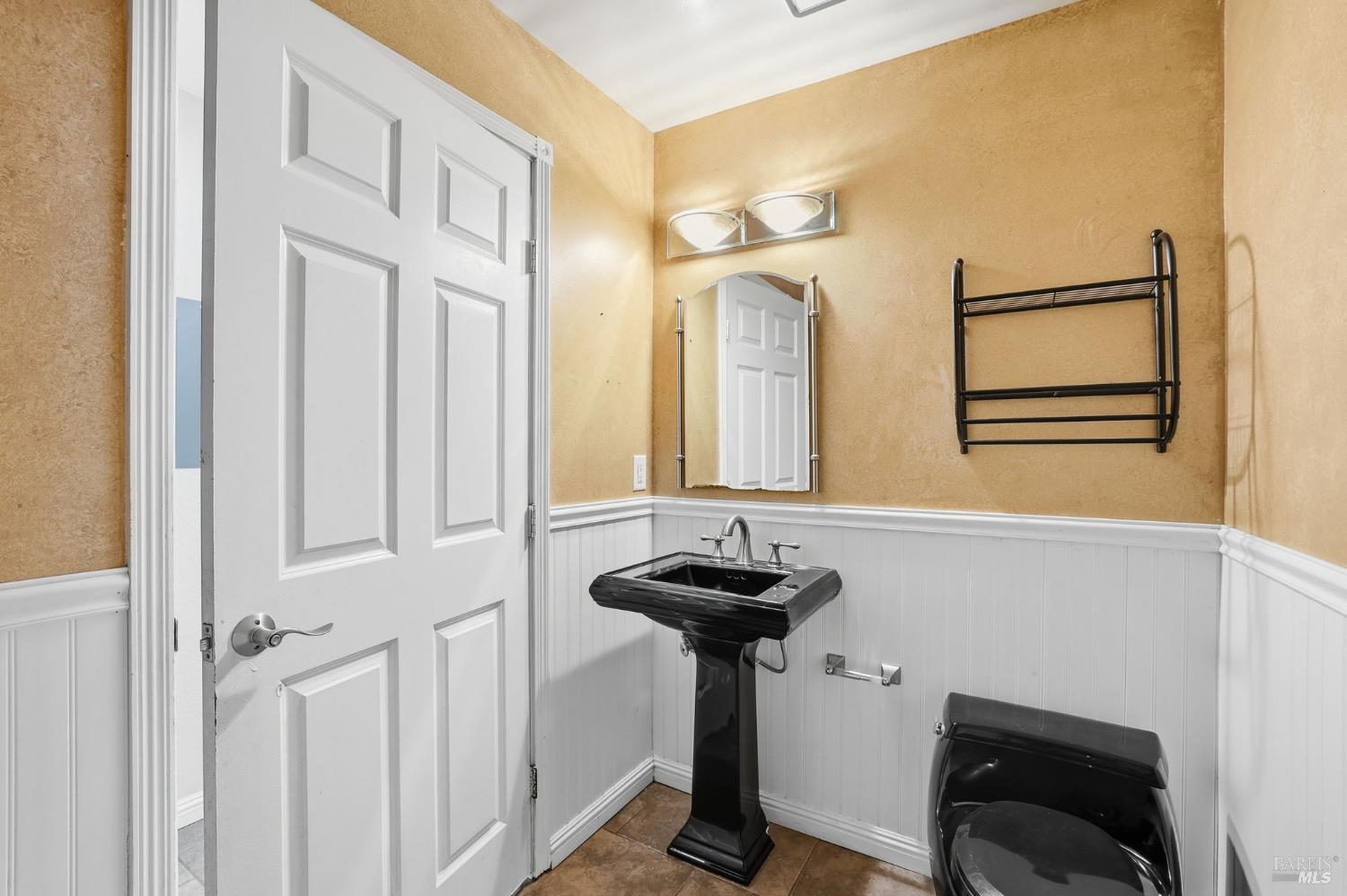 900 Southampton Road, Unit 169 Benicia, CA 94510 - Photo 17 of 21 a bathroom with a sink and a mirror