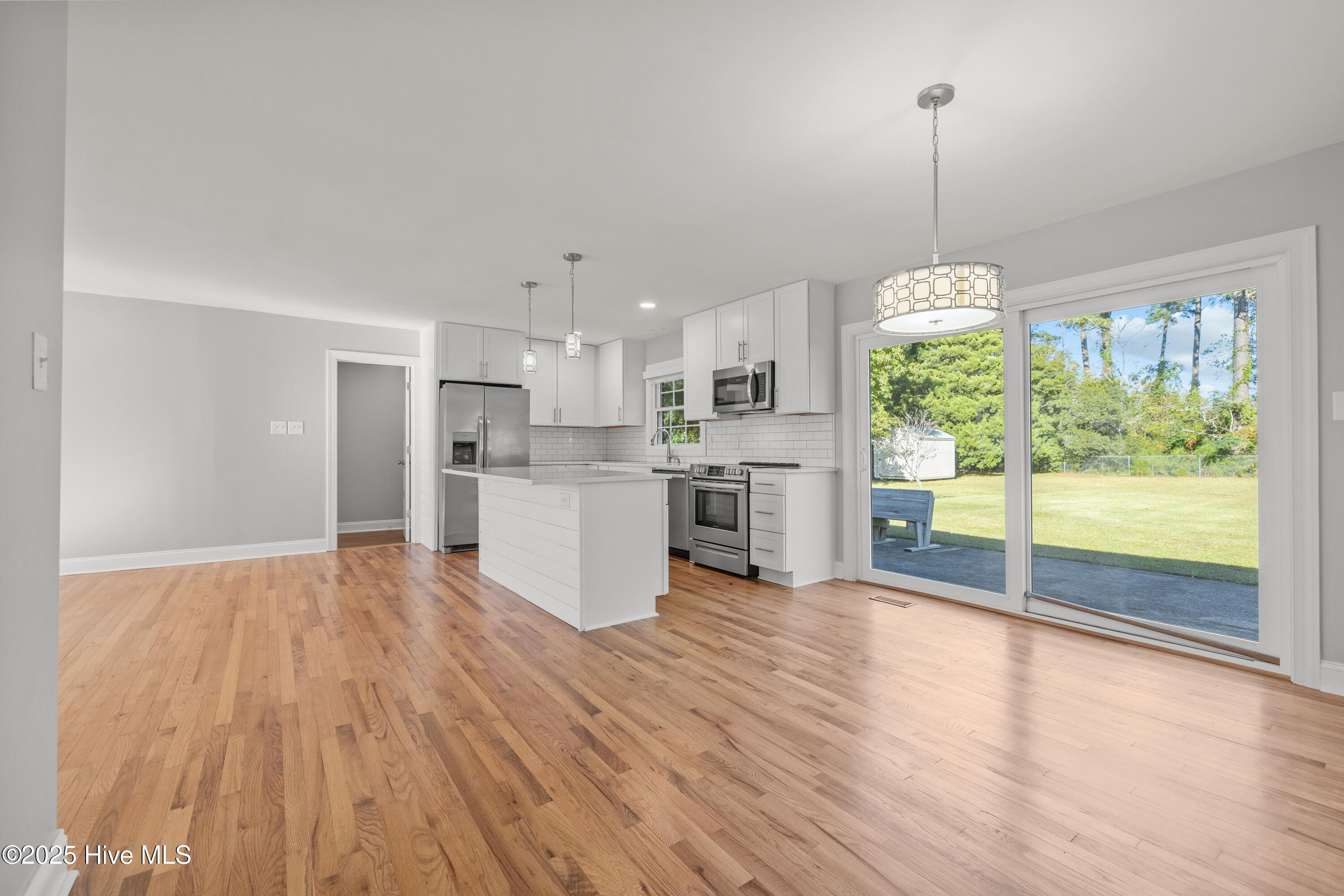 610 Friendly Road Morehead City, NC 28557 - Photo 11 of 44 Dining room area