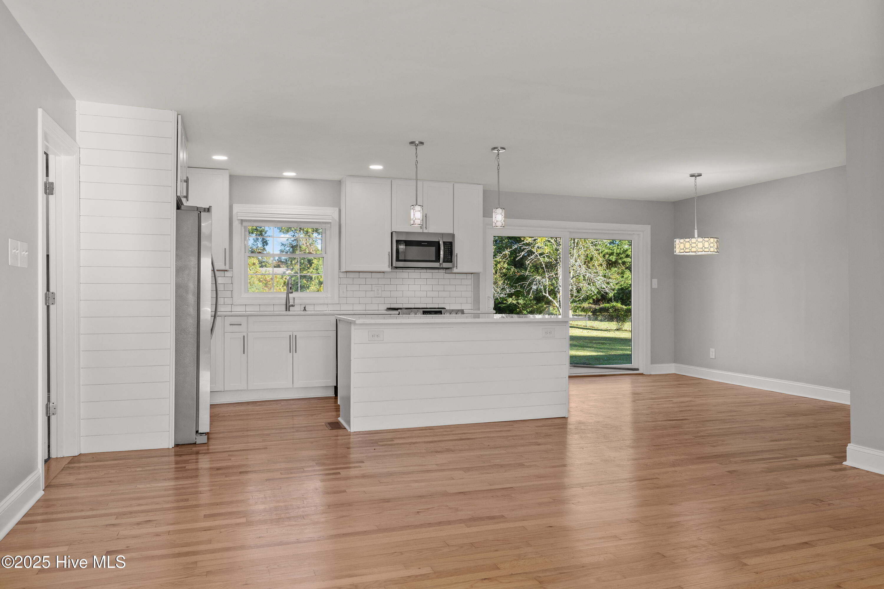 610 Friendly Road Morehead City, NC 28557 - Photo 15 of 44 Great room view