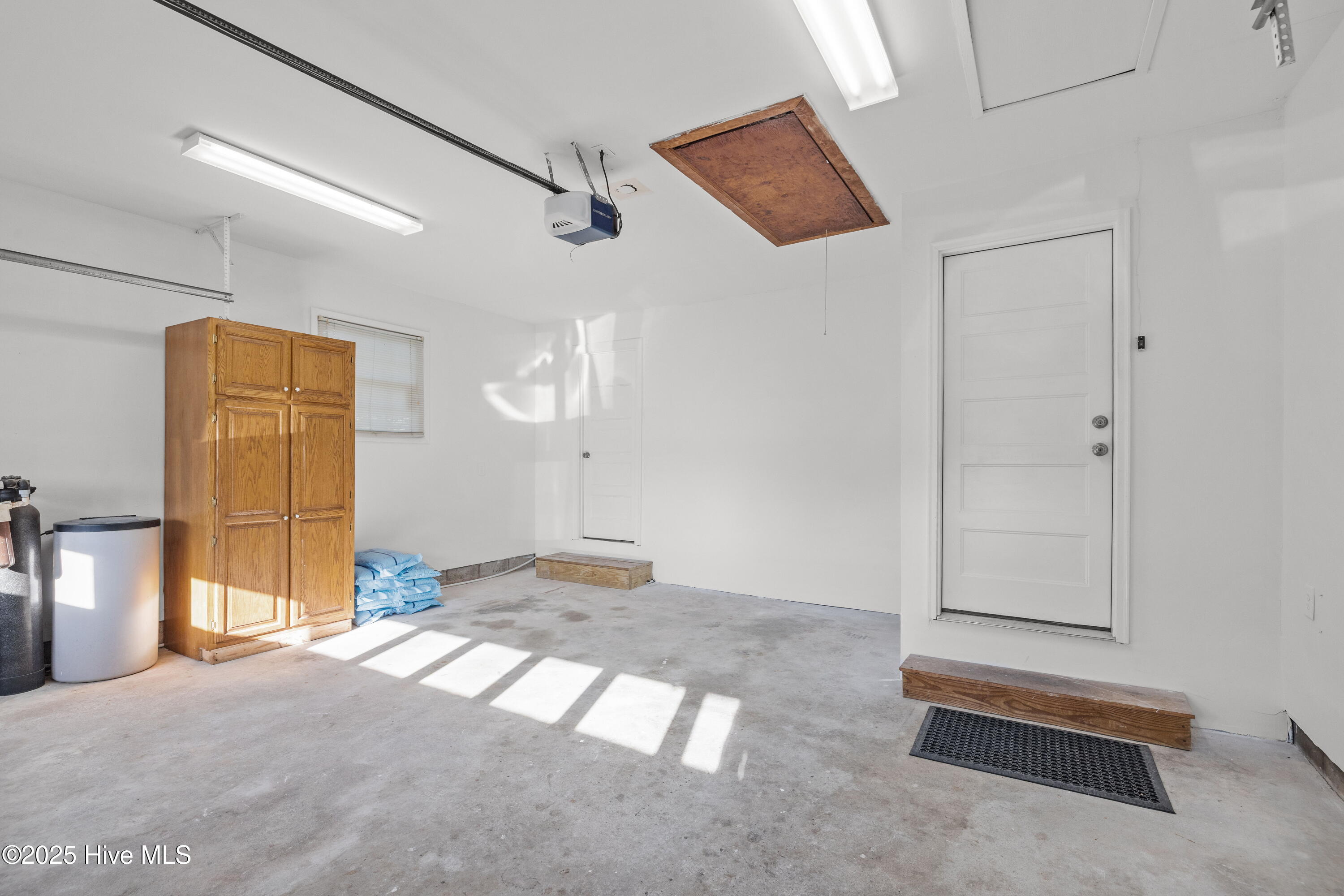 610 Friendly Road Morehead City, NC 28557 - Photo 32 of 44 Garage