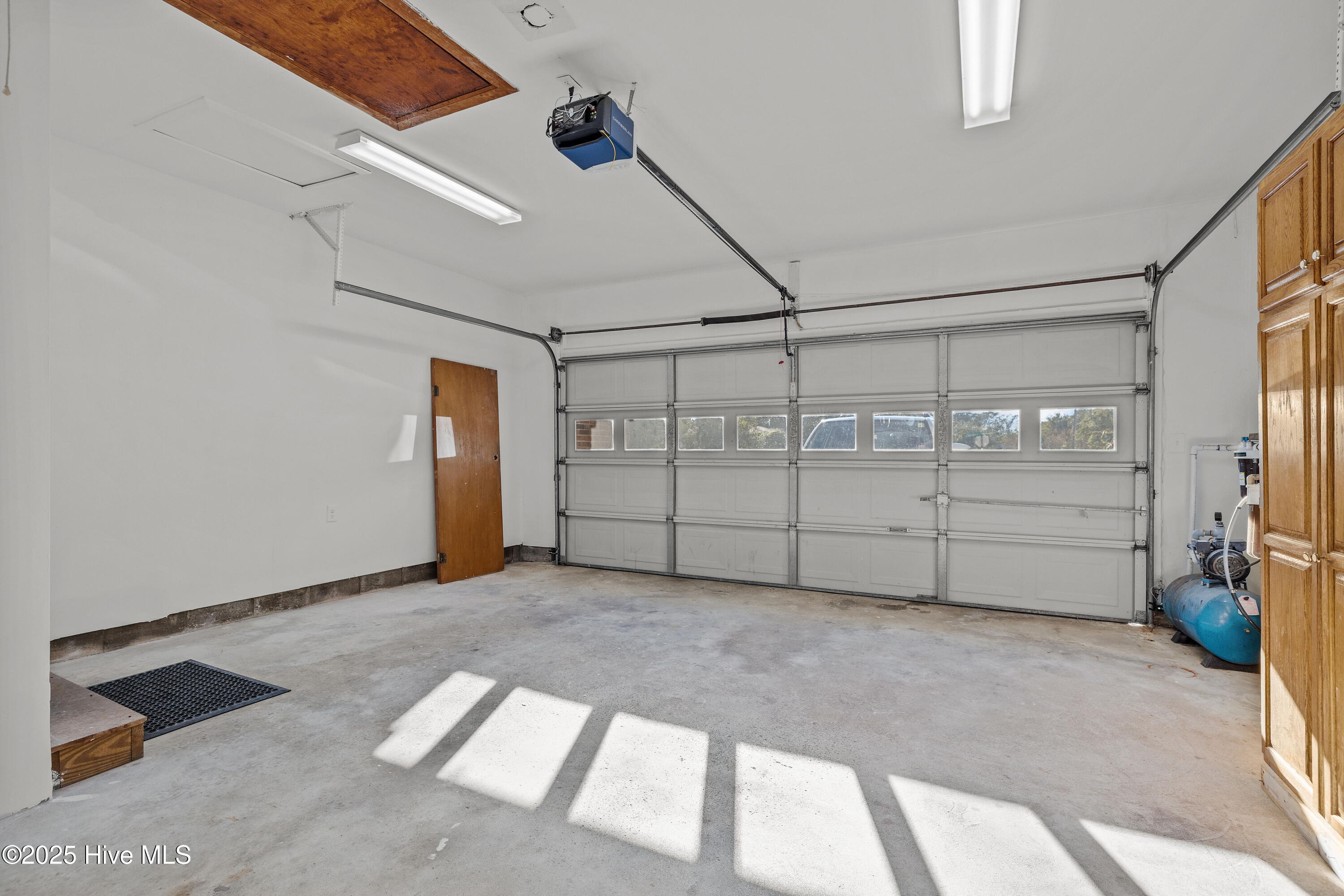 610 Friendly Road Morehead City, NC 28557 - Photo 33 of 44 Garage