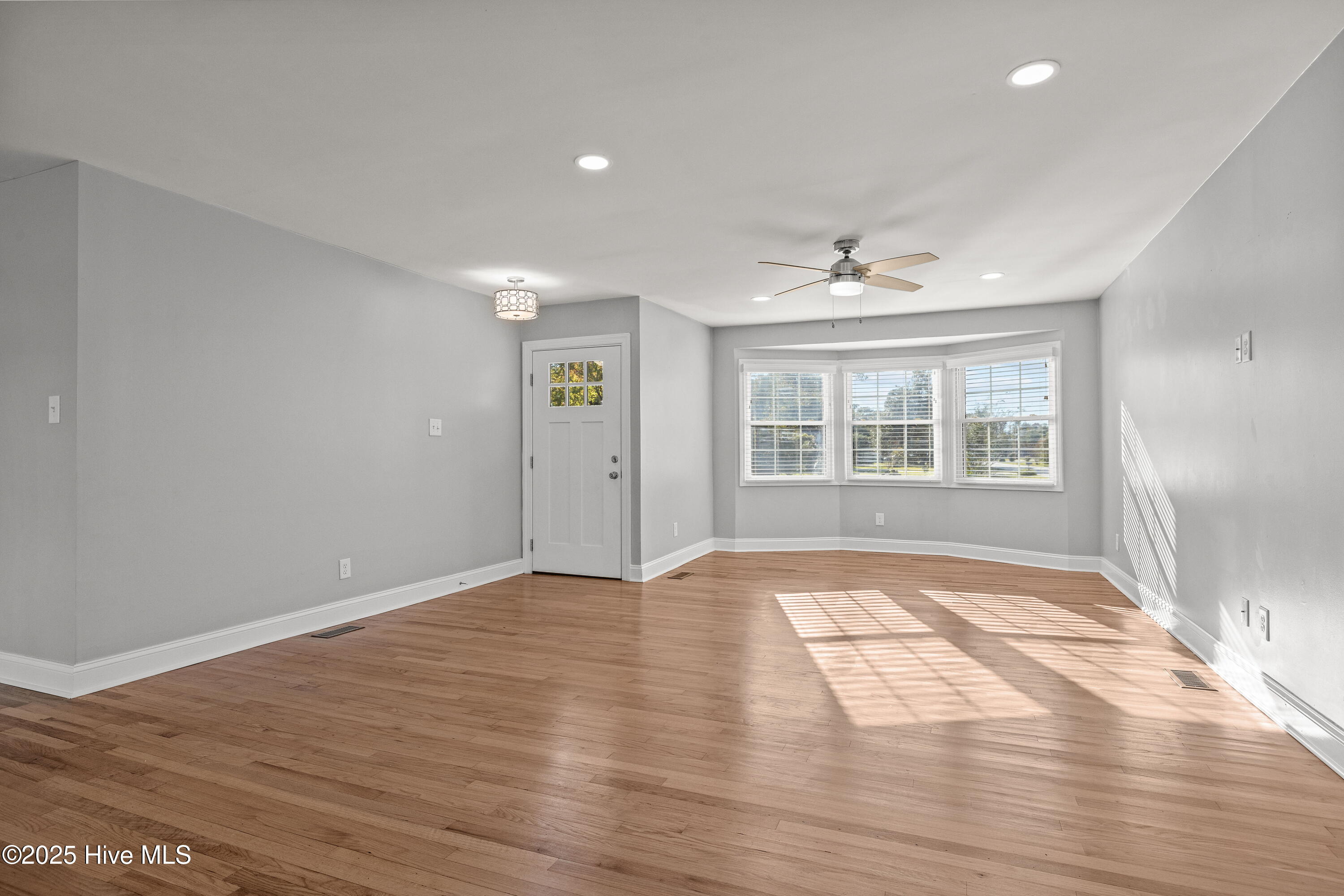 610 Friendly Road Morehead City, NC 28557 - Photo 6 of 44 Entry