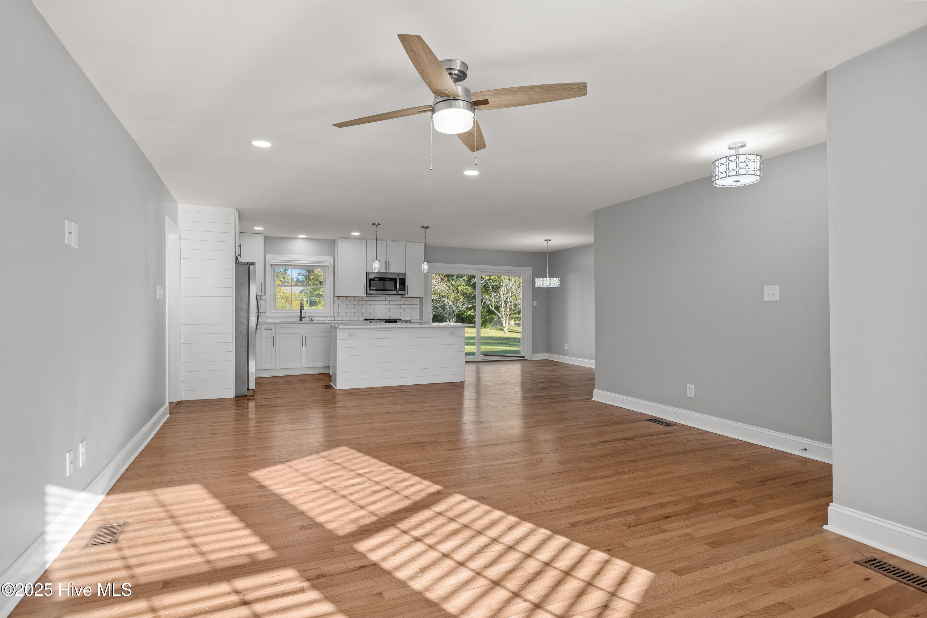 610 Friendly Road Morehead City, NC 28557 - Photo 7 of 44 Great room