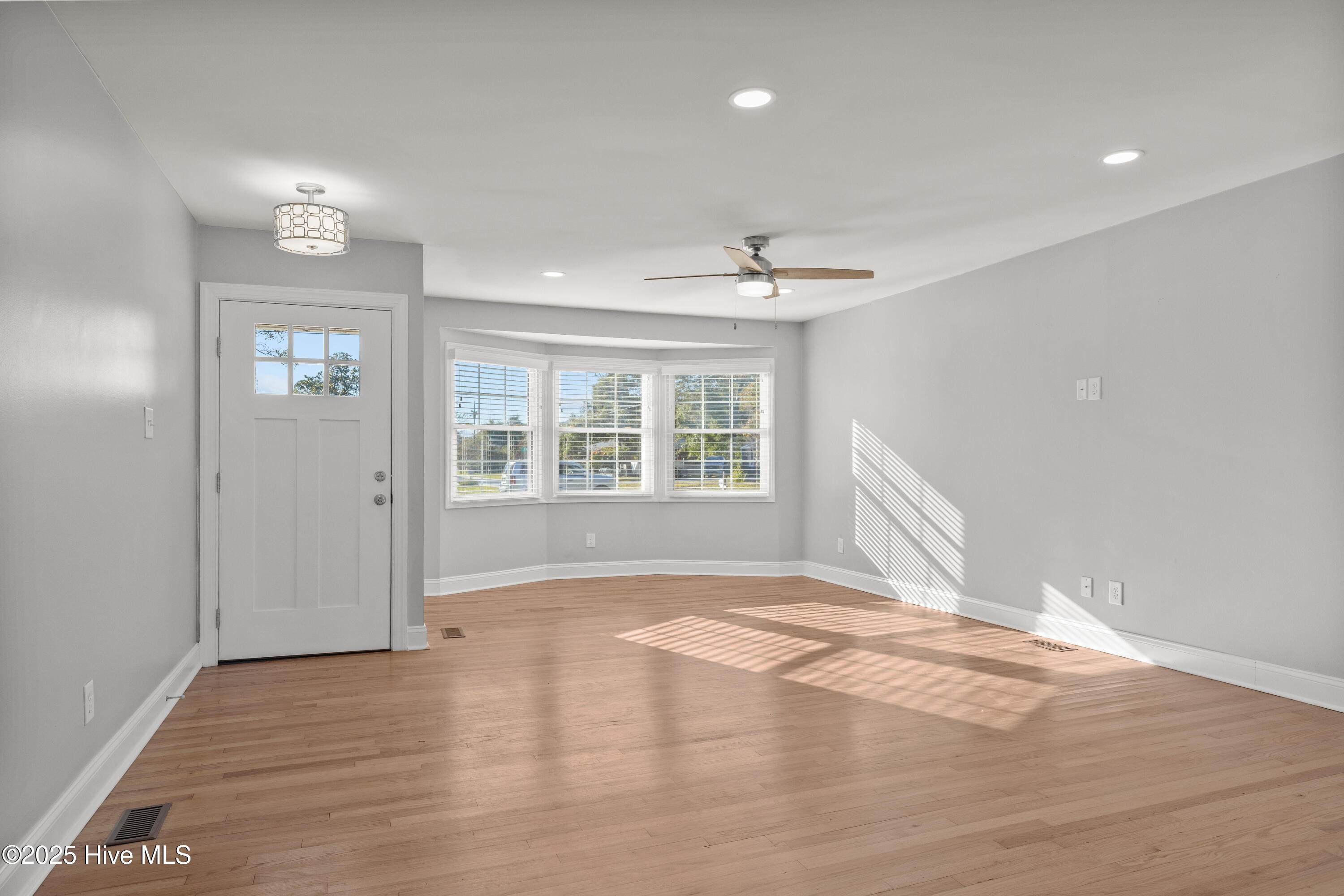 610 Friendly Road Morehead City, NC 28557 - Photo 8 of 44 Living room area