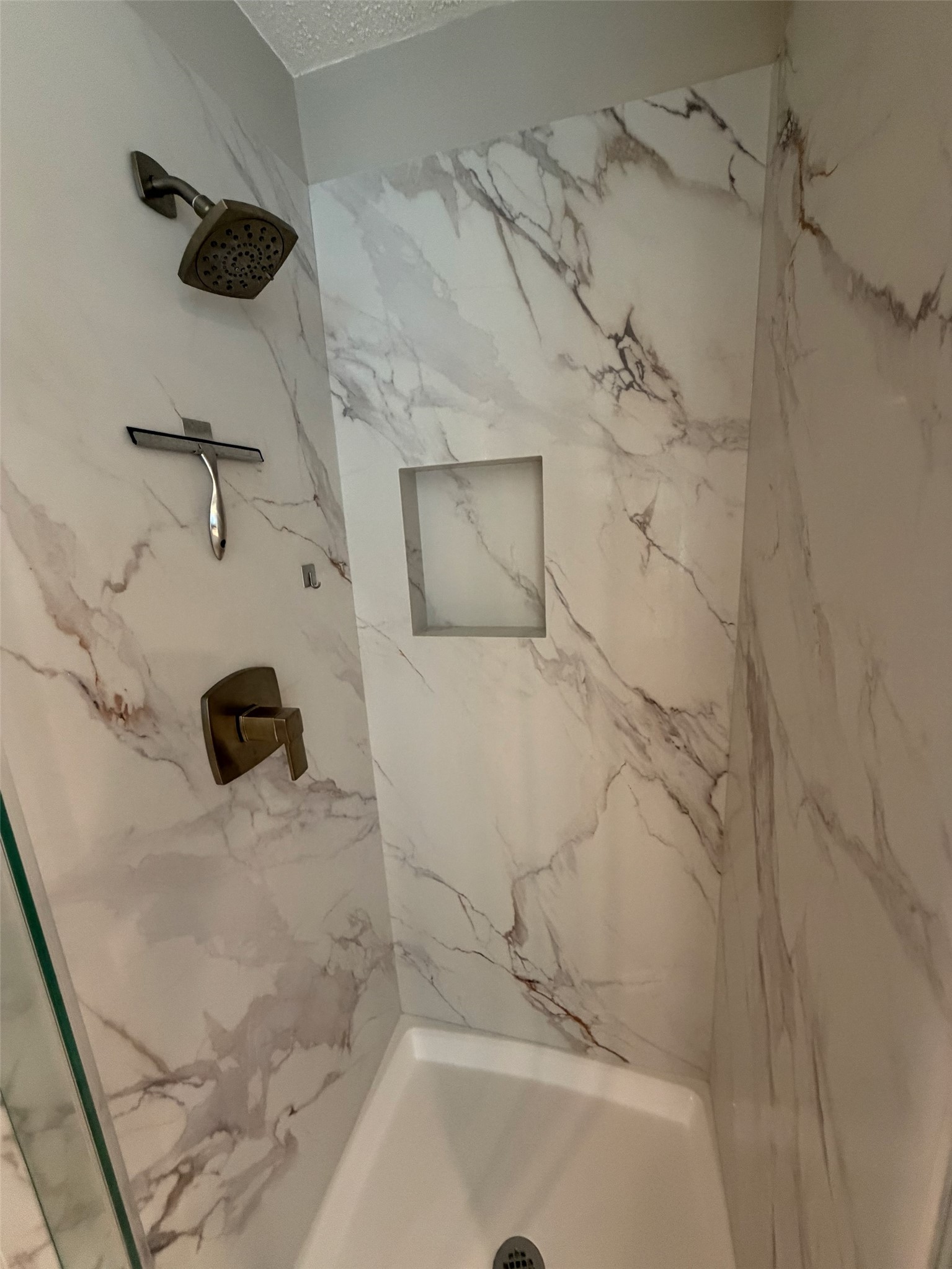 2326 Streamcrest Lane Sugar Land, TX 77479 - Photo 29 of 42 Quartz walls with cutout niche.