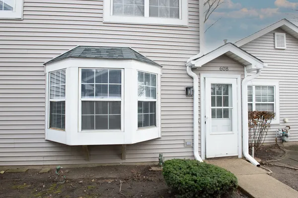 $2,200 | 608 North Lake Shore Drive, Palatine, IL 60067
