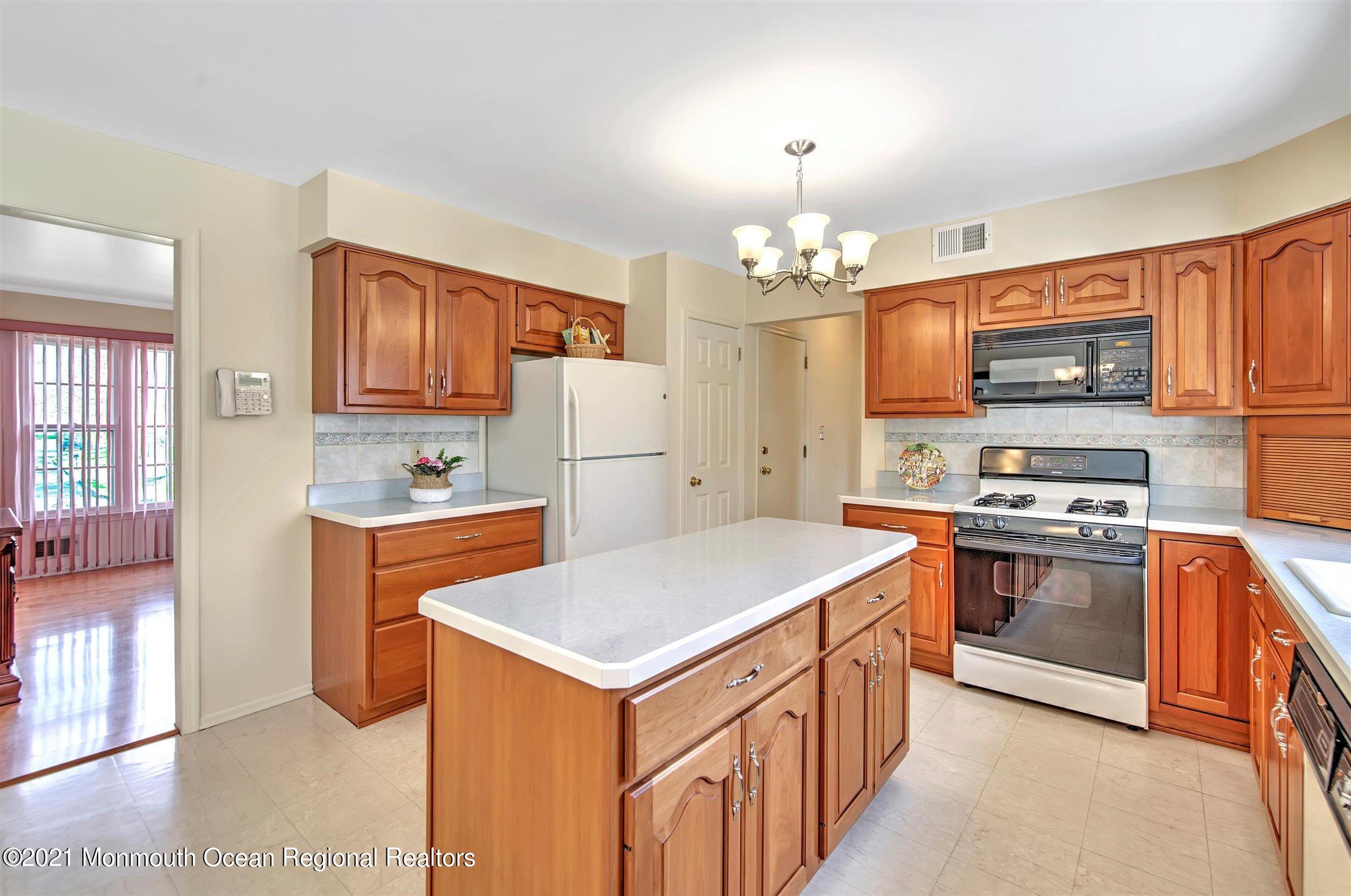 4 Cloverleaf Drive Marlboro, NJ 07746 - Photo 15 of 53 KITCHEN