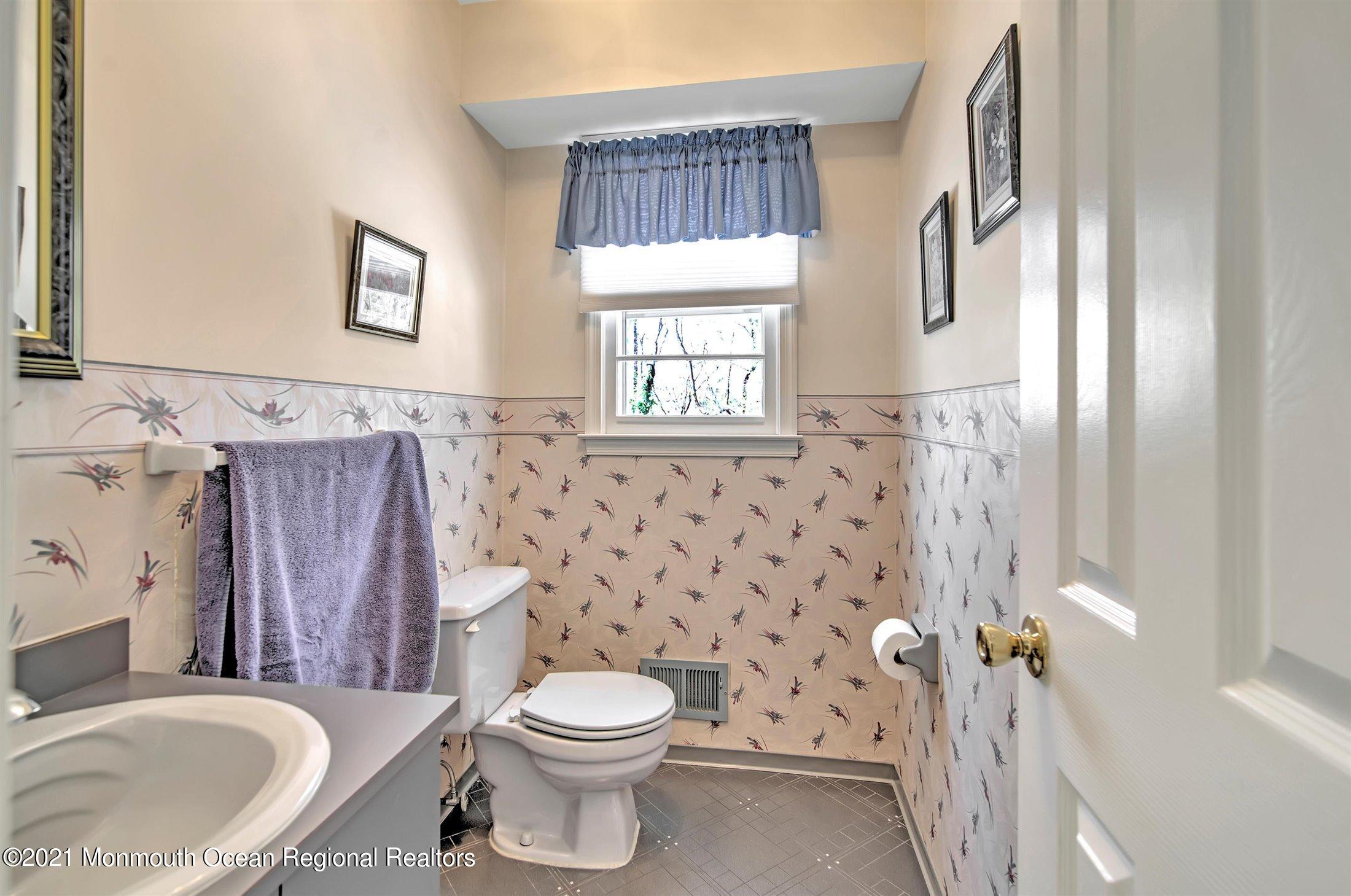 4 Cloverleaf Drive Marlboro, NJ 07746 - Photo 23 of 53 POWDER ROOM