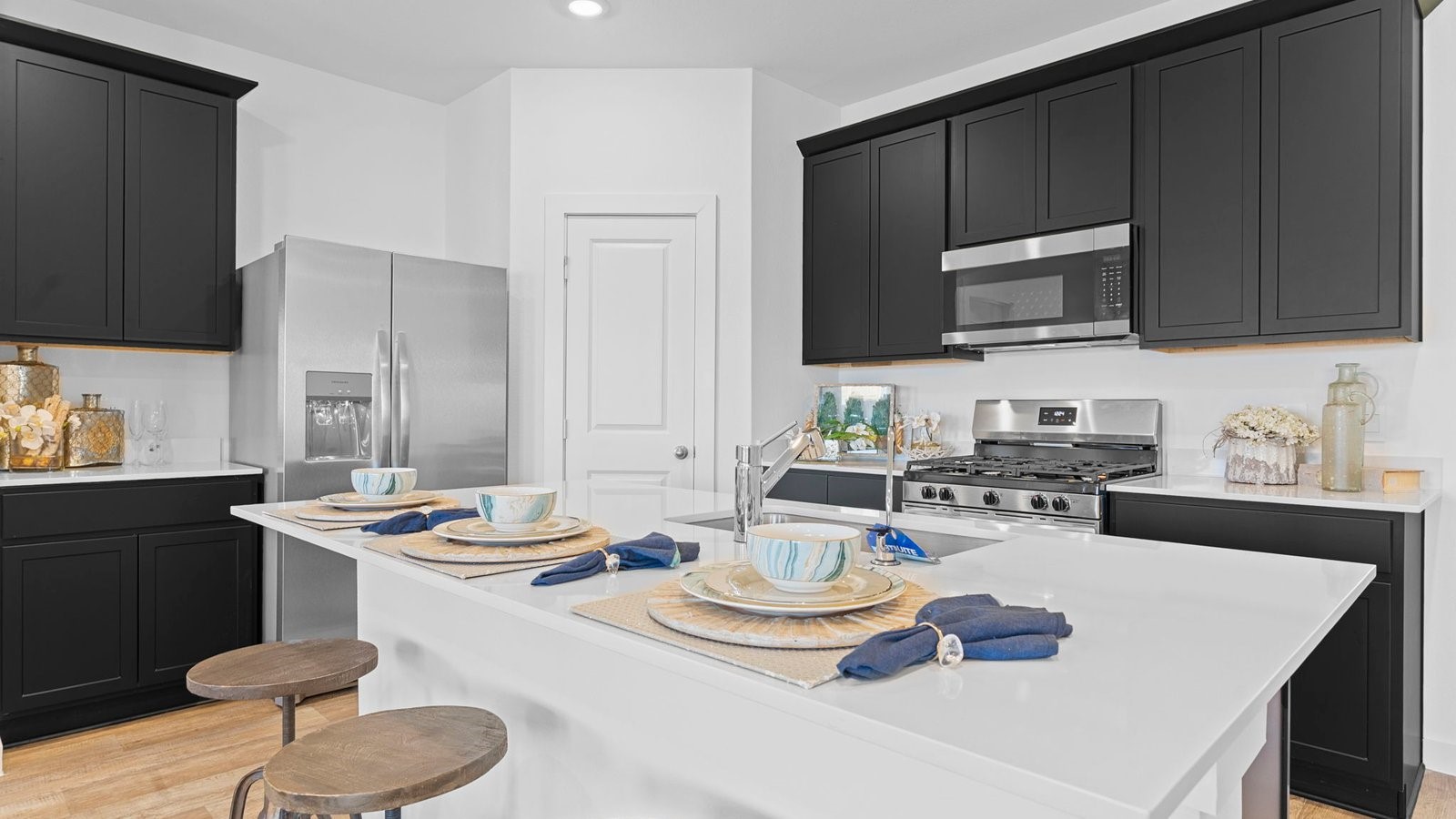 5928 Hawthorne Gdns Drive Rosenberg, TX 77469 - Photo 14 of 41 a kitchen with a sink a stove and chairs