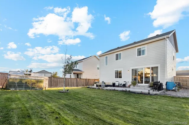 a view of a house with backyard