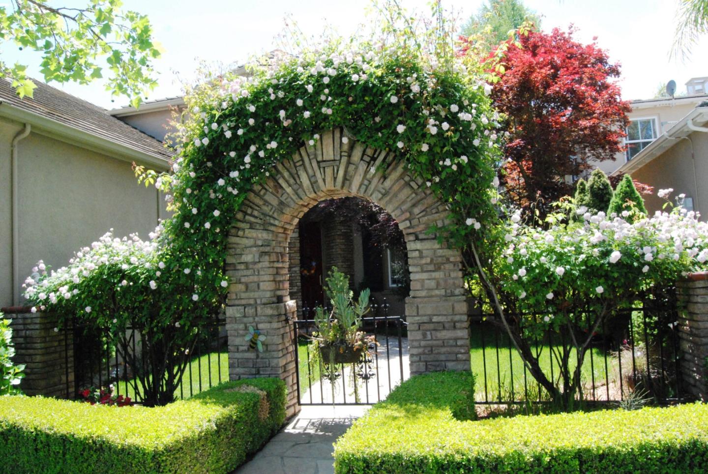 1949 St Andrews Circle, Unit CL Gilroy, CA 95020 - Photo 3 of 21 a front view of a house with garden