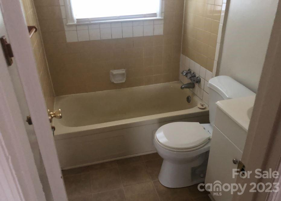 1702 Newland Road Charlotte, NC 28216 - Photo 21 of 34 a bathroom with a toilet and a bathtub