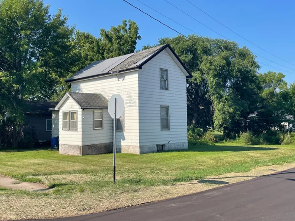$1 | 200 Larson Avenue, Ashby, MN 56309