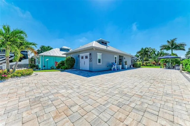 a view of a livingroom with furniture and a ceiling fan