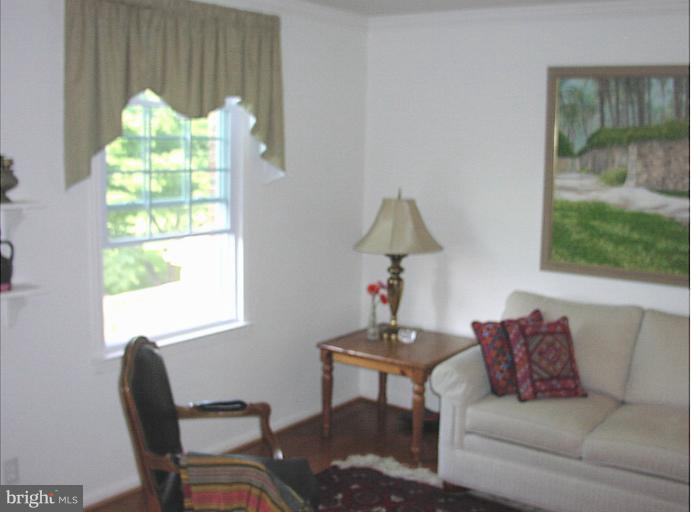 7 Rye Court Gaithersburg, MD 20878 - Photo 6 of 26 Bright living Room