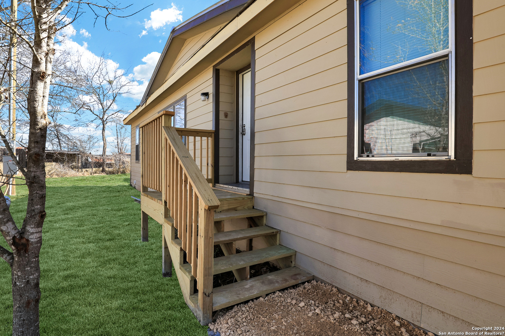 a view of a house with a yard