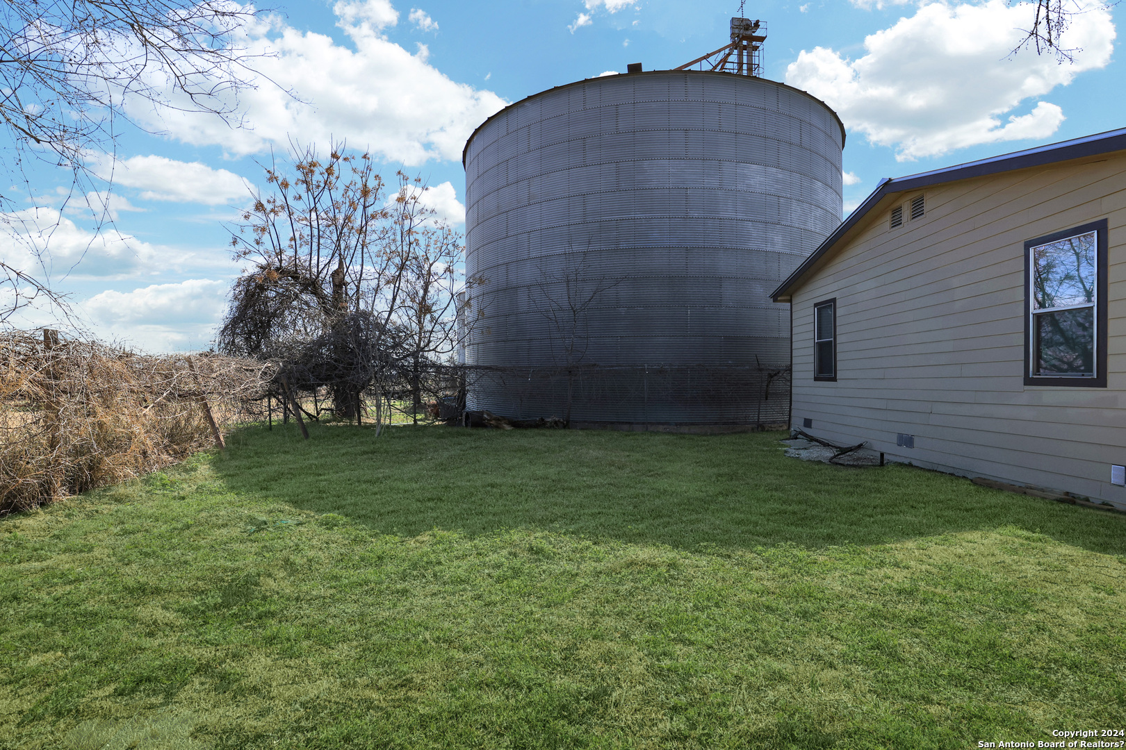 18066 La Gloria Road Elmendorf, TX 78112 - Photo 24 of 24 a backyard of a house with lots of green space