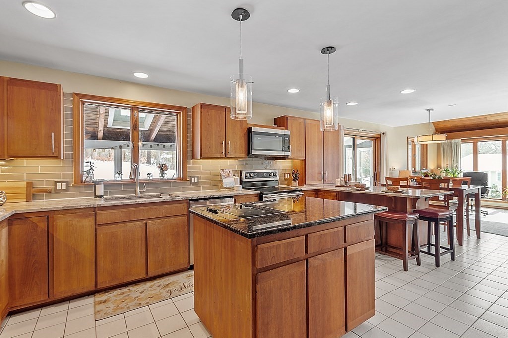 191 Hay Meadow Road North Andover, MA 01845 - Photo 8 of 42 Gallery Image 8