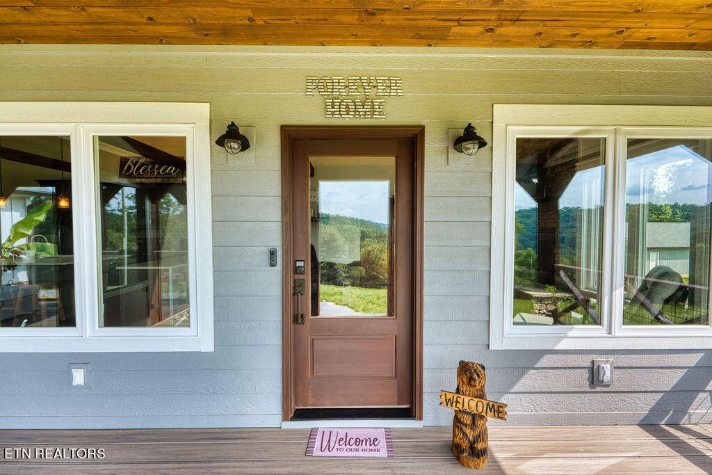 9760 Chestnut Ridge Road Heiskell, TN 37754 - Photo 38 of 59 a view of a entryway door of the house