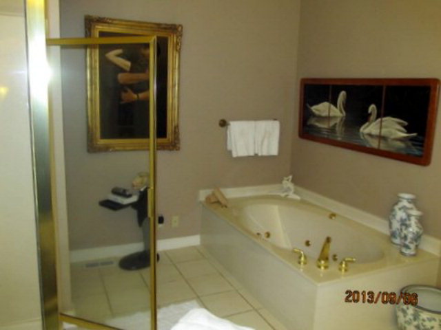 5150 Zebulon Road Macon, GA 31210 - Photo 23 of 33 a bathroom with a tub