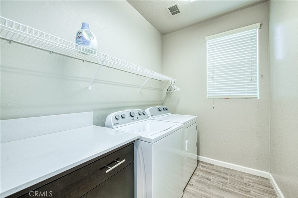 4135 Mecca Avenue Clovis, CA 93619 - Photo 16 of 32 a utility room with dryer and washer