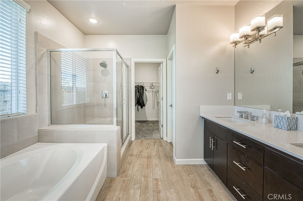 4135 Mecca Avenue Clovis, CA 93619 - Photo 19 of 32 a bathroom with a tub sink shower and two mirror